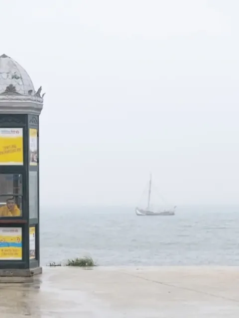 霧の港に浮かぶ帆船